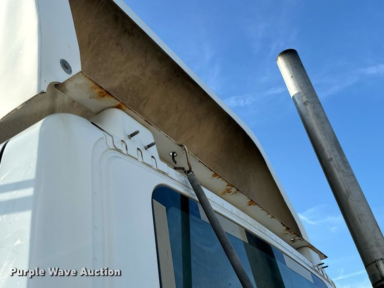 image for item EN5226 2004 International 8600 semi truck