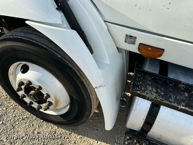 image for item EN5226 2004 International 8600 semi truck