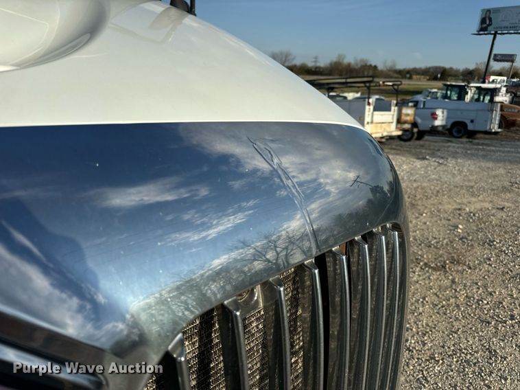 image for item EN5226 2004 International 8600 semi truck