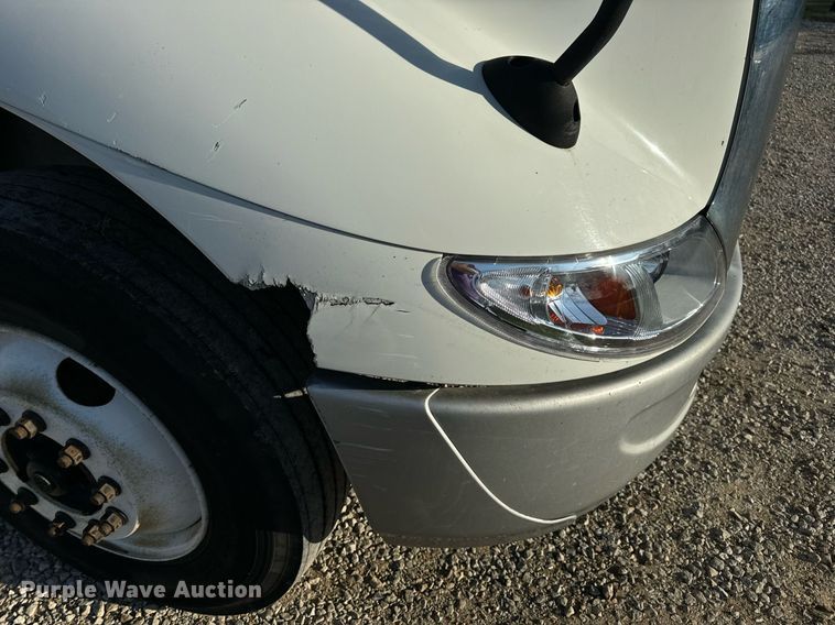 image for item EN5226 2004 International 8600 semi truck