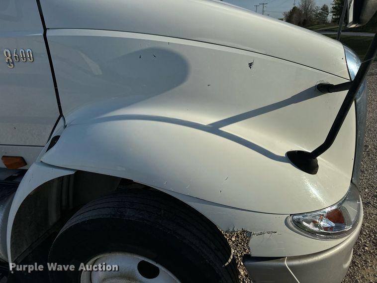 image for item EN5226 2004 International 8600 semi truck