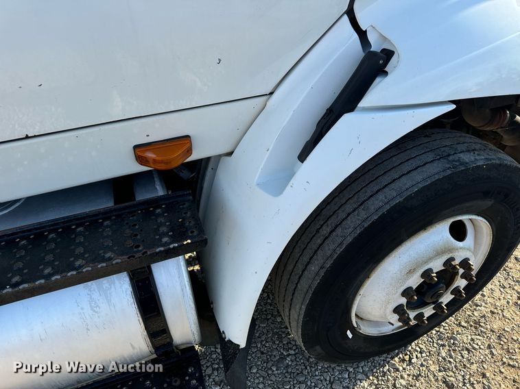 image for item EN5226 2004 International 8600 semi truck