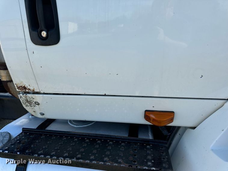 image for item EN5226 2004 International 8600 semi truck