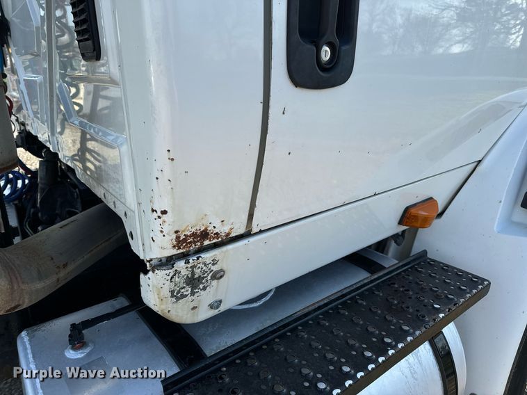 image for item EN5226 2004 International 8600 semi truck