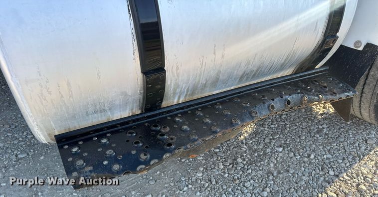 image for item EN5226 2004 International 8600 semi truck