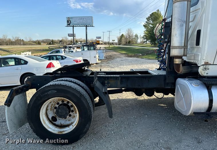 image for item EN5226 2004 International 8600 semi truck