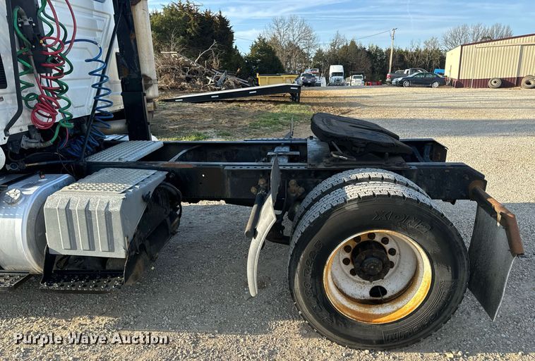 image for item EN5226 2004 International 8600 semi truck