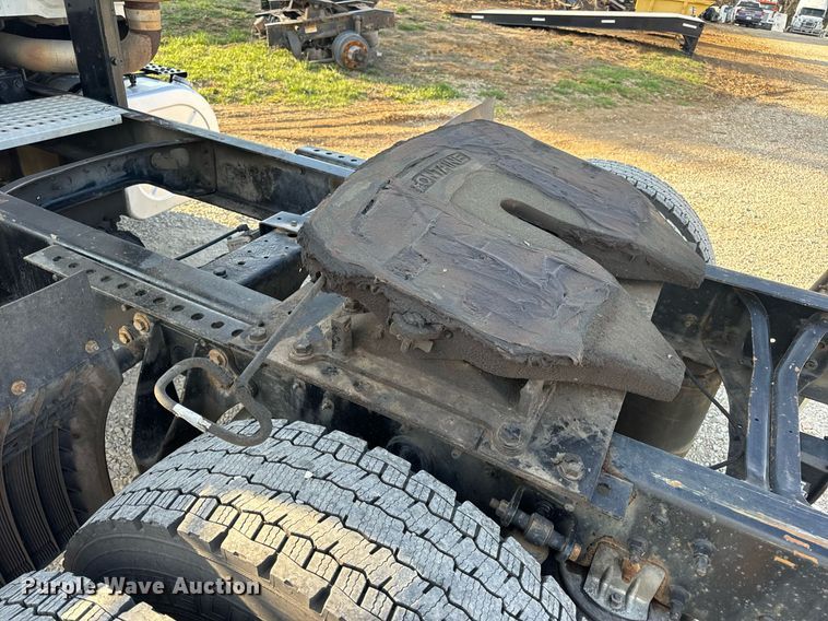 image for item EN5226 2004 International 8600 semi truck