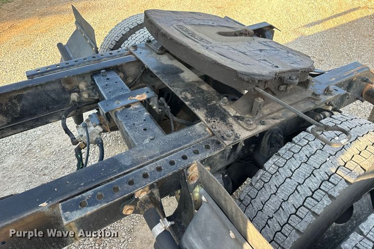 image for item EN5226 2004 International 8600 semi truck