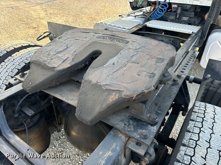 image for item EN5226 2004 International 8600 semi truck