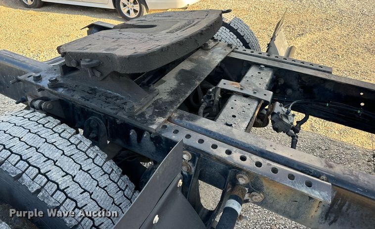 image for item EN5226 2004 International 8600 semi truck