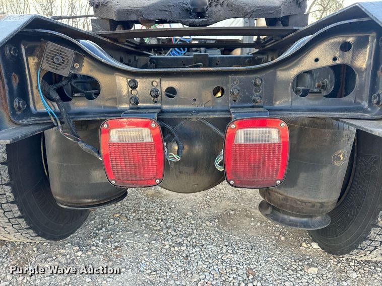 image for item EN5226 2004 International 8600 semi truck