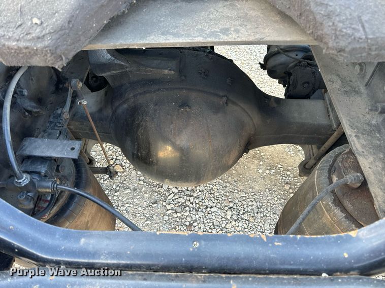 image for item EN5226 2004 International 8600 semi truck