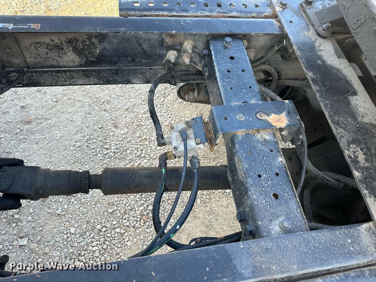 image for item EN5226 2004 International 8600 semi truck