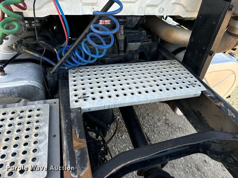 image for item EN5226 2004 International 8600 semi truck