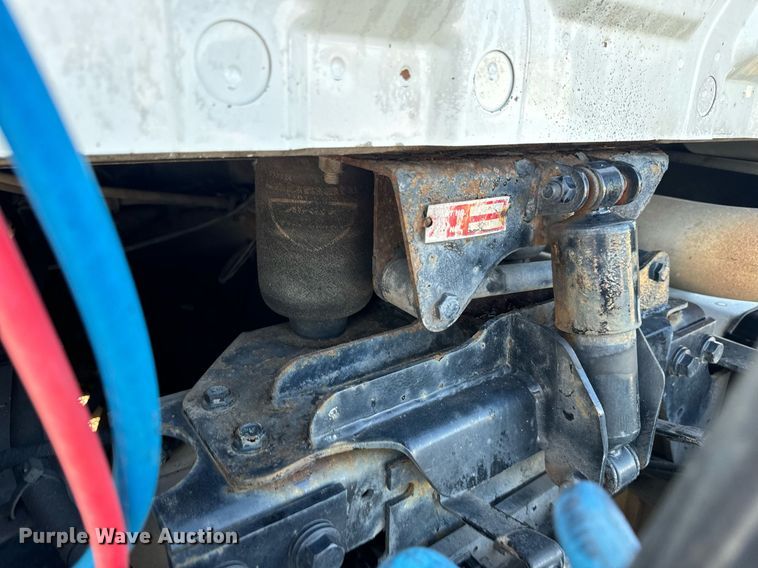 image for item EN5226 2004 International 8600 semi truck