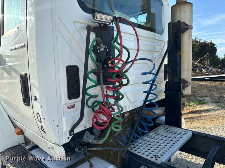 image for item EN5226 2004 International 8600 semi truck