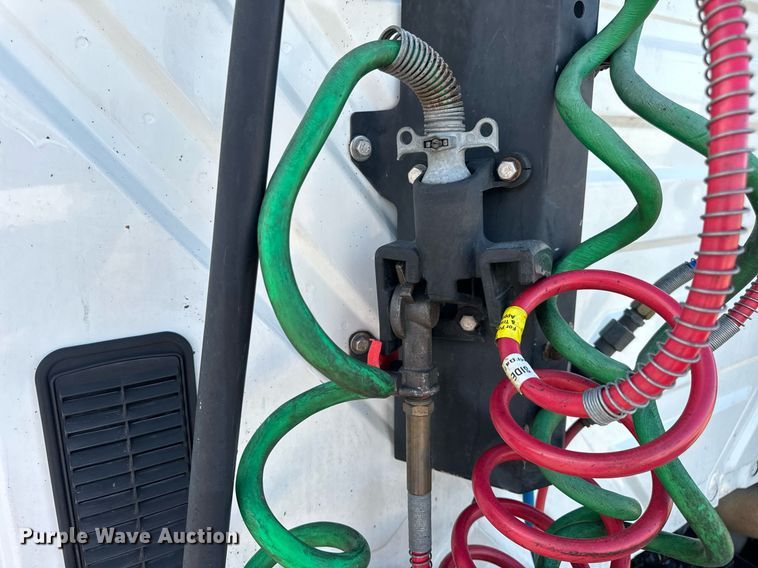 image for item EN5226 2004 International 8600 semi truck