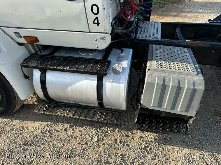 image for item EN5226 2004 International 8600 semi truck