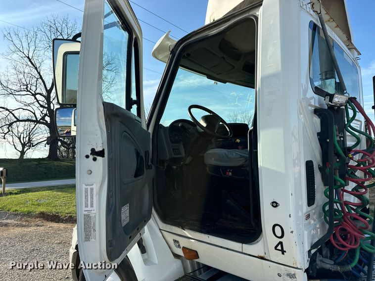 image for item EN5226 2004 International 8600 semi truck