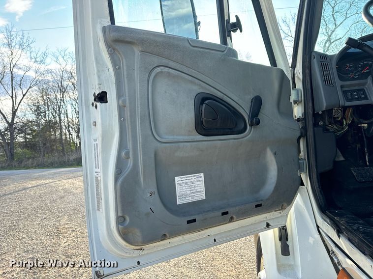 image for item EN5226 2004 International 8600 semi truck