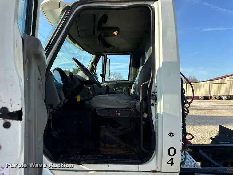 image for item EN5226 2004 International 8600 semi truck