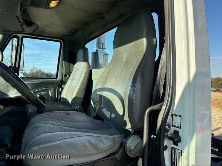 image for item EN5226 2004 International 8600 semi truck