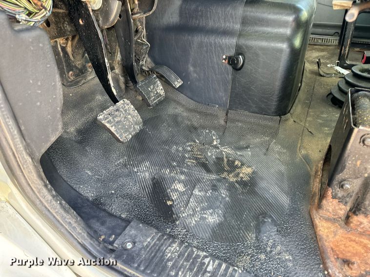 image for item EN5226 2004 International 8600 semi truck