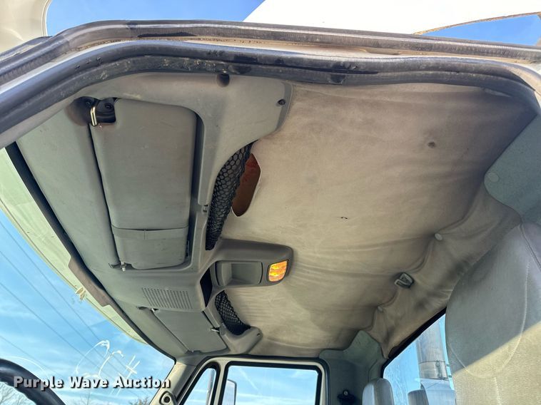 image for item EN5226 2004 International 8600 semi truck