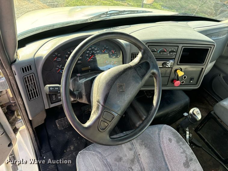 image for item EN5226 2004 International 8600 semi truck