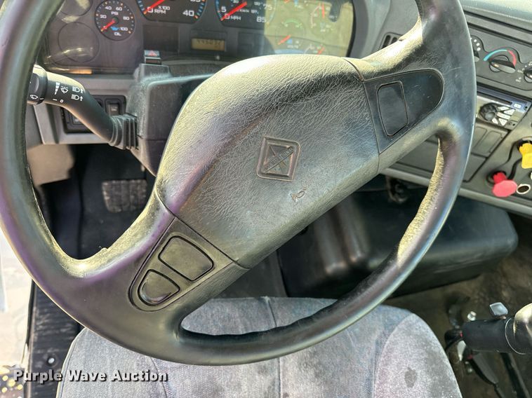 image for item EN5226 2004 International 8600 semi truck