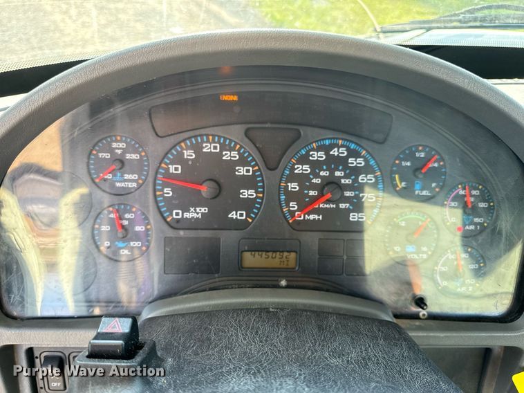 image for item EN5226 2004 International 8600 semi truck