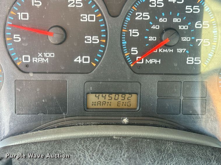 image for item EN5226 2004 International 8600 semi truck