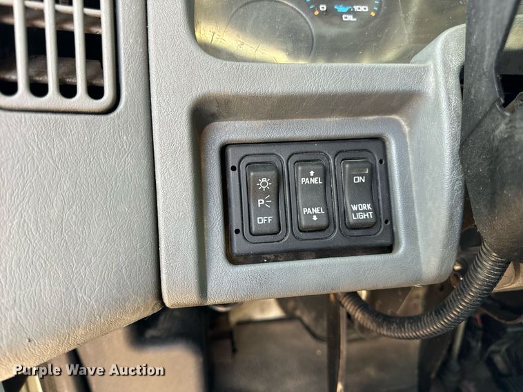 image for item EN5226 2004 International 8600 semi truck