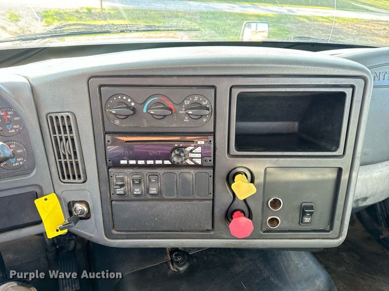 image for item EN5226 2004 International 8600 semi truck