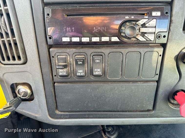 image for item EN5226 2004 International 8600 semi truck