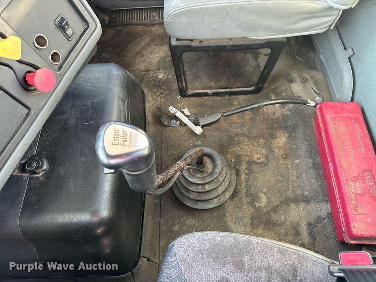 image for item EN5226 2004 International 8600 semi truck