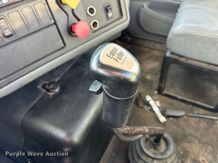 image for item EN5226 2004 International 8600 semi truck