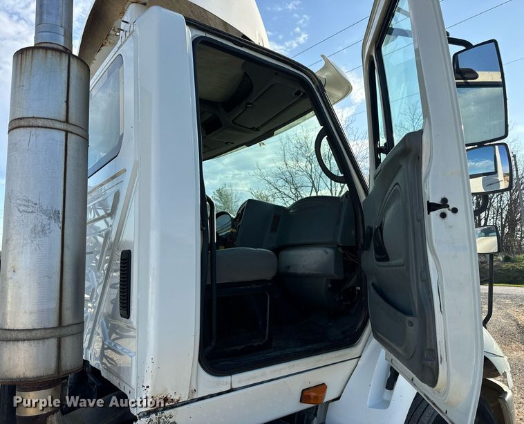 image for item EN5226 2004 International 8600 semi truck