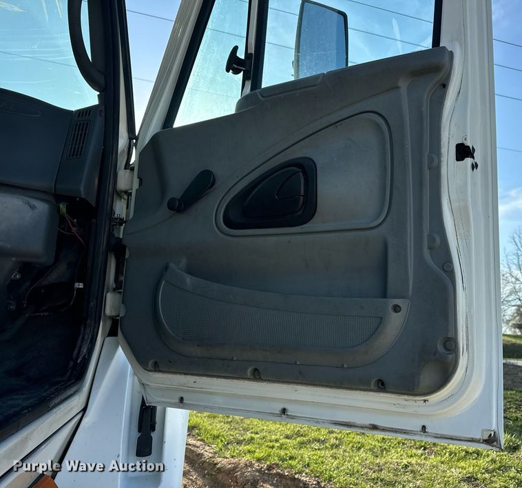 image for item EN5226 2004 International 8600 semi truck