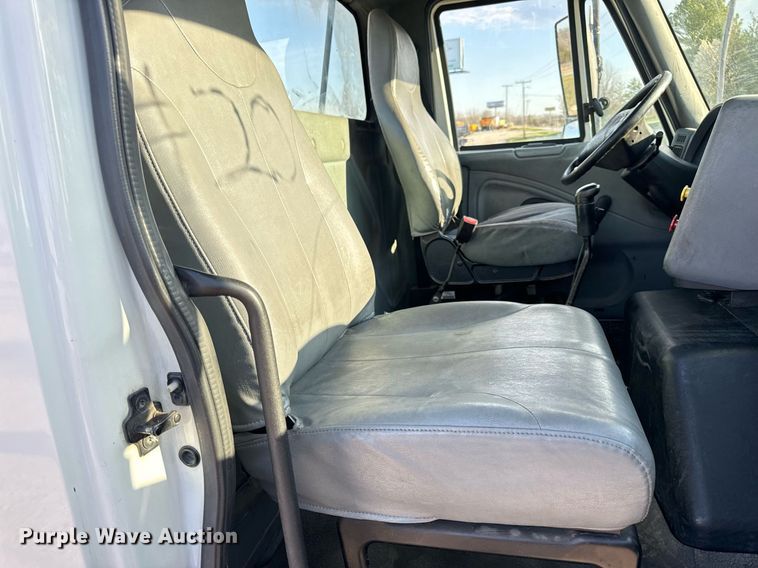 image for item EN5226 2004 International 8600 semi truck