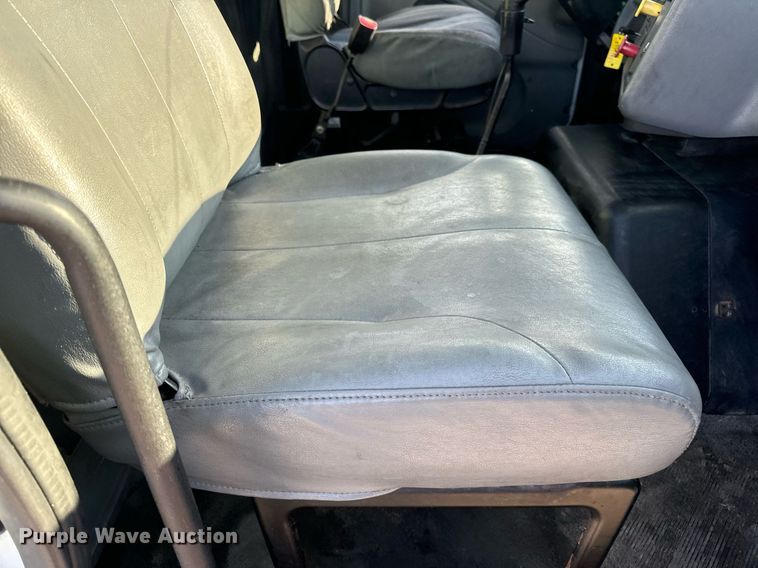 image for item EN5226 2004 International 8600 semi truck