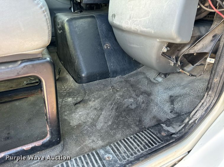 image for item EN5226 2004 International 8600 semi truck