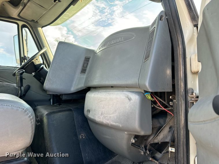 image for item EN5226 2004 International 8600 semi truck