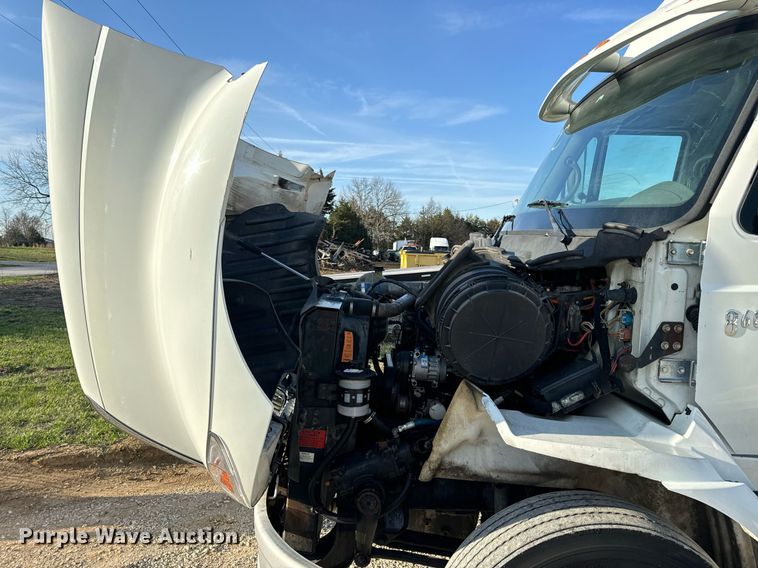 image for item EN5226 2004 International 8600 semi truck