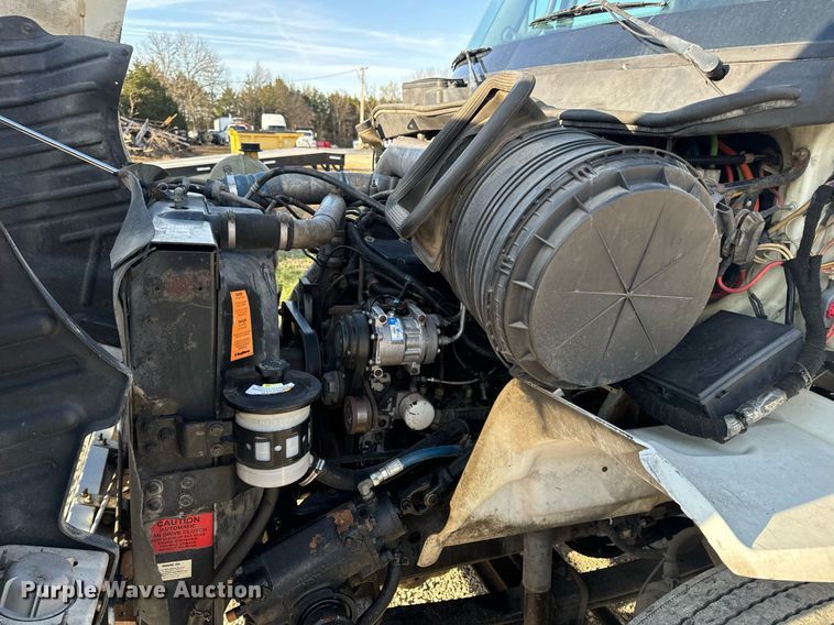 image for item EN5226 2004 International 8600 semi truck