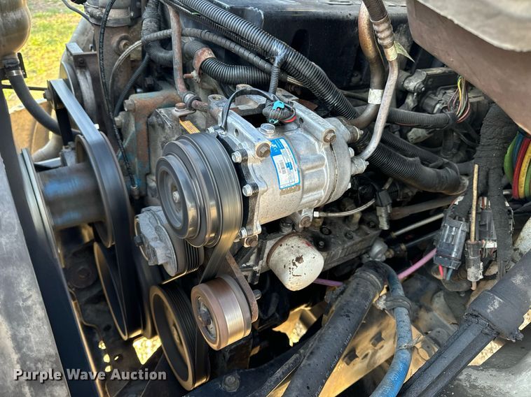 image for item EN5226 2004 International 8600 semi truck