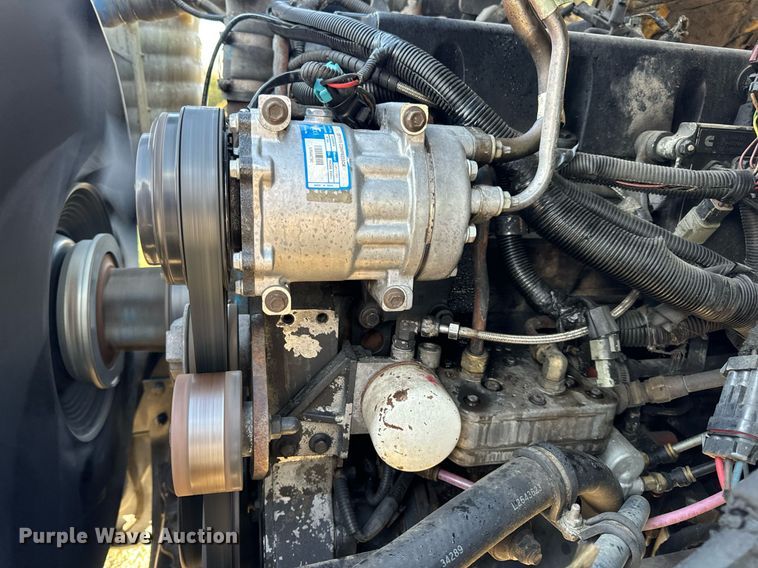 image for item EN5226 2004 International 8600 semi truck