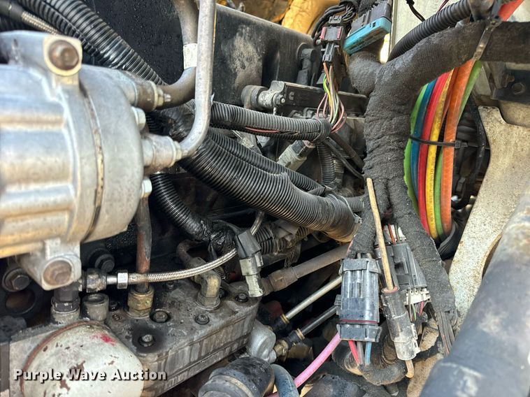 image for item EN5226 2004 International 8600 semi truck