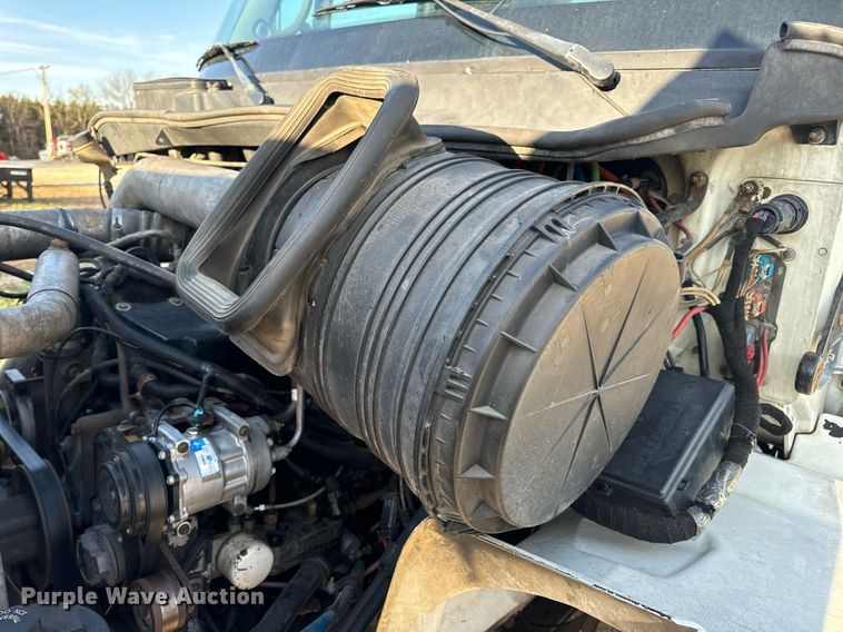 image for item EN5226 2004 International 8600 semi truck